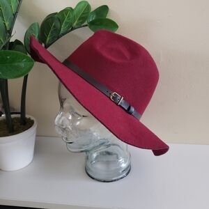Women's Brim Felt Hat With Belt Accent - Burgundy O/S